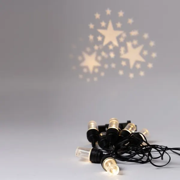 XMAS ΛΑΜΠΑΚΙ ΓΙΡΛΑΝΤΑ ΠΡΟΤΖΕΚΤΟΡΑΣ 8 LED ΑΣΤΕΡΙΑ 4.5V ΜΕΤΑΣΧΗΜΑΤΙΣΤΗ ΣΤΑΘΕΡΟ ΜΑΥΡΟ PVC ΚΑΛΩΔΙΟ ΘΕΡΜΟ ΛΕΥΚΟ LED ΑΝΑ 50cm ΠΑΡΟΧΗ 5m IP44