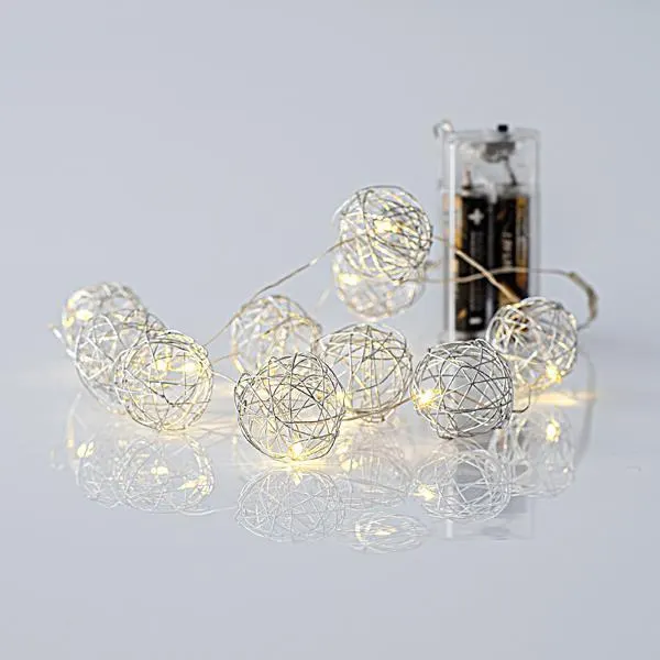 ΣΕΙΡΑ, 10 MINI LED, ΜΕΤΑΛΛΙΚΕΣ ΜΠΑΛΕΣ 3cm, ΜΠΑΤΑΡΙΑΣ 2xAA, ΑΣΗΜΙ ΧΑΛΚΙΝΟ ΚΑΛΩΔΙΟ, ΘΕΡΜΟ ΛΕΥΚΟ LED ANA 10cm, ΠΡΟΕΚΤΑΣΗ ΠΑΡΟΧΗΣ 50cm, IP20