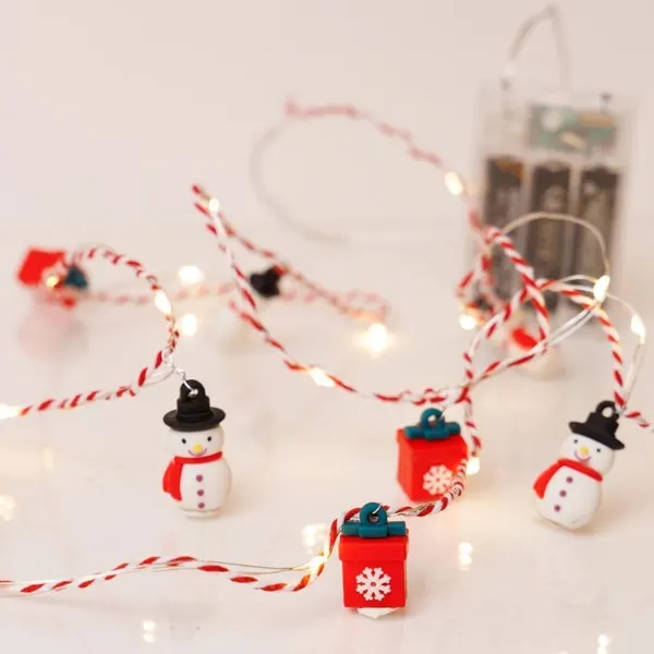 XMAS ΛΑΜΠΑΚΙ ΣΕΙΡΑ 20 MINI LED ΧΙΟΝΑΝΘΡΩΠΟΣ & ΚΟΥΤΙ ΔΩΡΟΥ ΜΠΑΤΑΡΙΑΣ 3AA ΜΕ ΧΡΟΝΟΔΙΑΚΟΠΤΗ ΚΟΚΚΙΝΟ & ΛΕΥΚΟ ΧΑΛΚΙΝΟ ΚΑΛΩΔΙΟ ΘΕΡΜΟ ΛΕΥΚΟ LED ΑΝΑ 10cm ΠΑΡΟΧΗ 30cm IP20