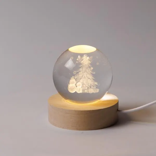 XMAS ΦΩΤΙΖΟΜΕΝΗ ΜΠΑΛΑ 6cm ΣΧΕΔΙΟ ΧΙΟΝΑΝΘΡΩΠΟΙ ΜΕ ΧΡΙΣΤΟΥΓΕΝΝΙΑΤΙΚΟ ΔΕΝΤΡΟ USB 6 ΘΕΡΜΑ ΛΕΥΚΑ SMD LED BΑΣΗ 7cm ΠΑΡΟΧΗ 70cm IP20